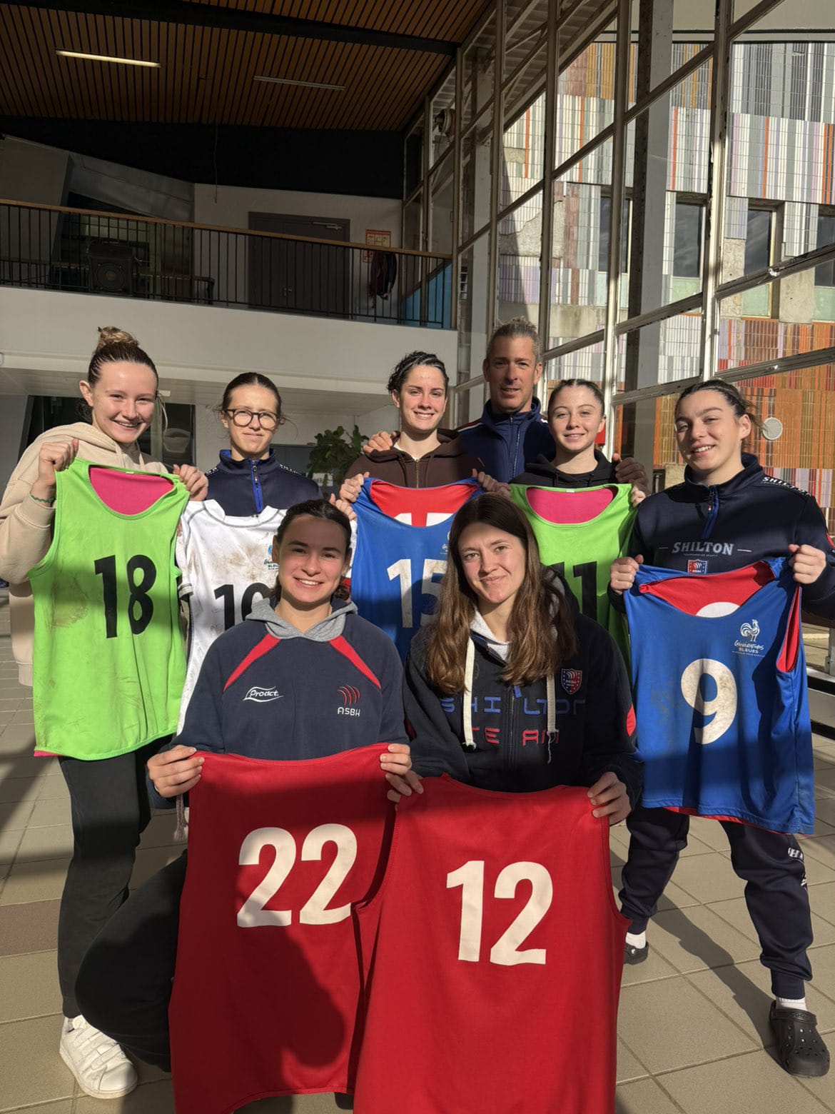 Une image contenant habits, personne, sourire, chaussuresLe contenu généré par l’IA peut être incorrect.